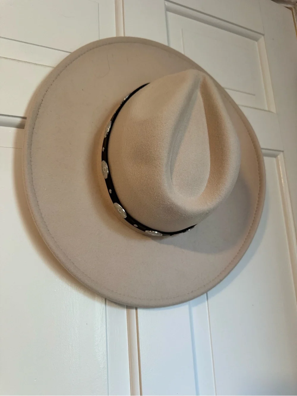 Classic Wide-Brim Felt Hat in Beige with Embellished Band